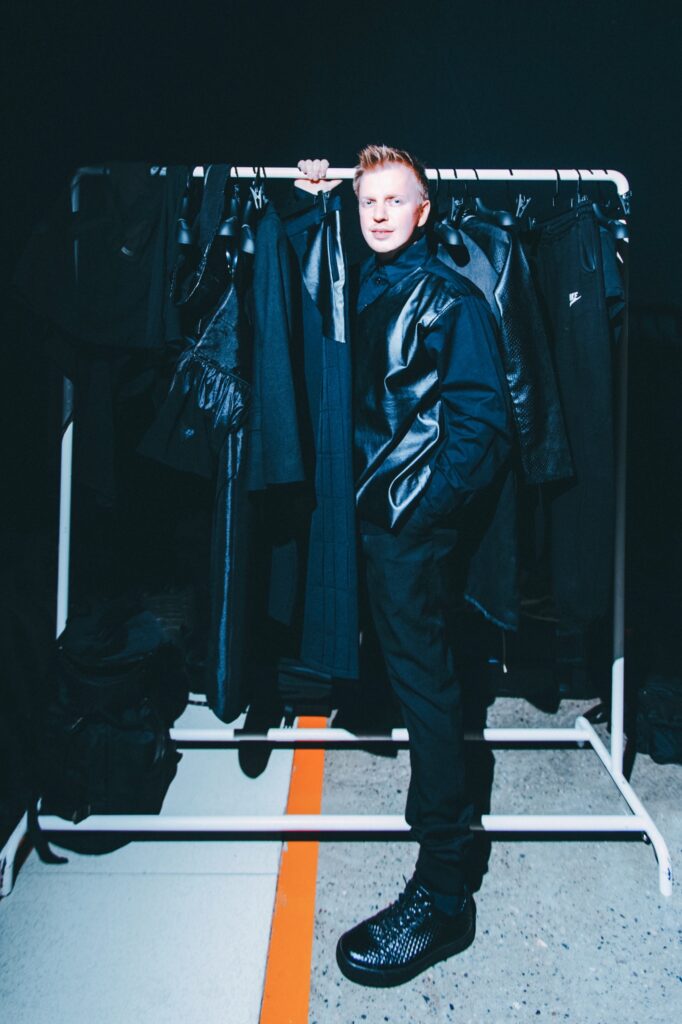 Dalle Fashion Week di Milano e Parigi fino alla scena creativa di Baku, Emil - fondatore del brand Other Azer - sta costruendo un linguaggio estetico personale che unisce moda underground, sperimentazione e forte identità visiva. Giornalista di lusso, addetto stampa e direttore creativo, il designer azero racconta un percorso nato proprio osservando da vicino il lavoro delle grandi maison internazionali.